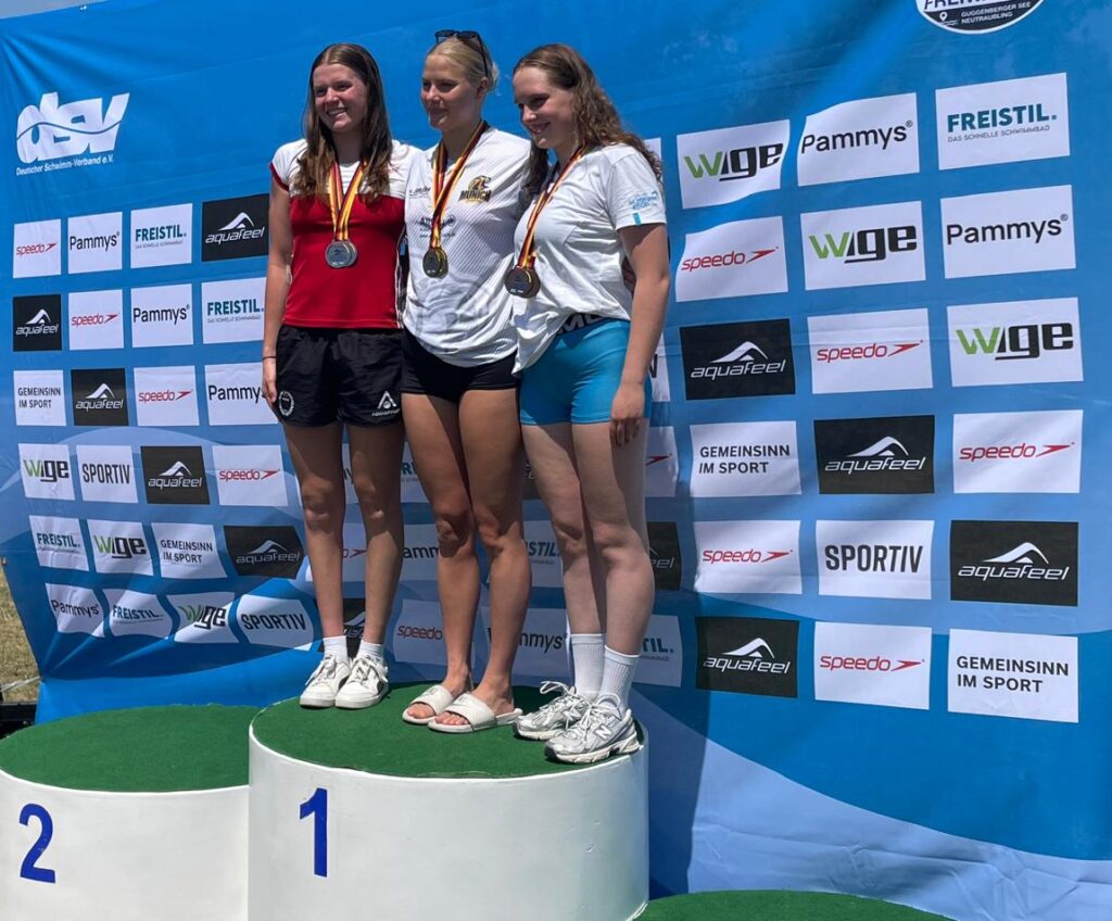 Marie Strohalm, Kirke Motsnik und Alexandra Traise (v.kl.) auf dme Siegerpodest