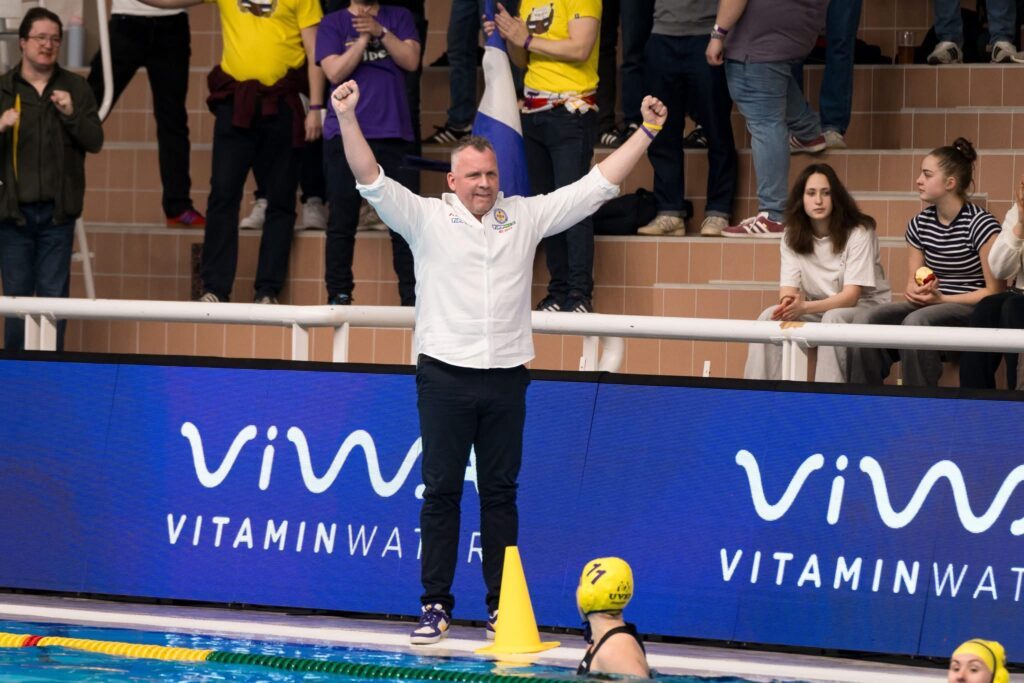 Wasserballtrainer Márton Benczur aus Ungarn am Beckenrand