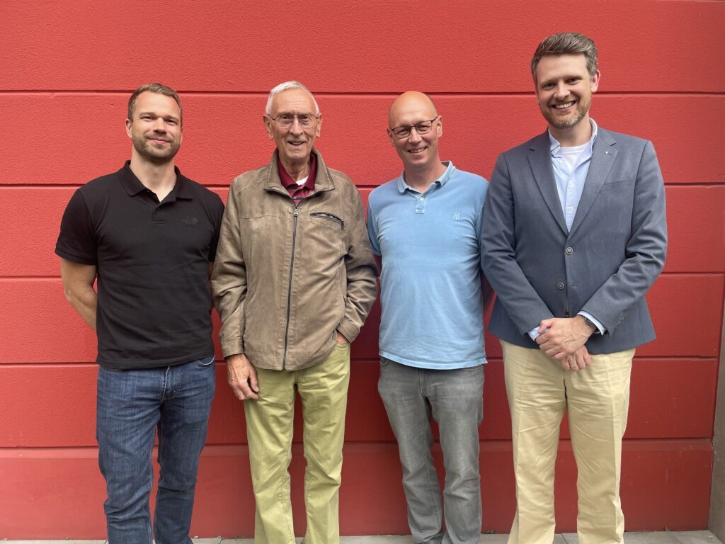 Persönliche Danksagung: Die Bundestrainer Dr. Alexander Törpel, Carsten Gooßes und Stephan Haumann beim Treffen mit Dr. Klaus Rudolph (2.vl.) ©DSV
