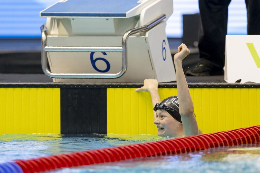 Schwimmerin Laura Sophie Kohlmann aus Essen bejubelt einen ihrer Siege bei den Deutschen Jahrgangsmeisterschaften 2026 in Berlin