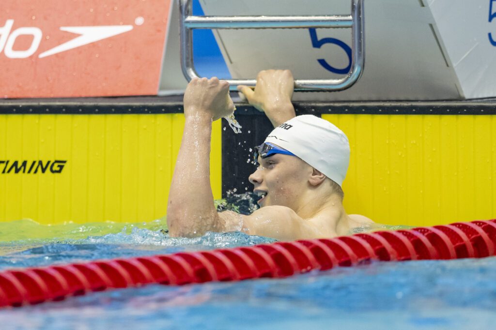 Lius Pepe Baumeister freut sich über Gold bei den 100m Brust im Jahrgang 2009