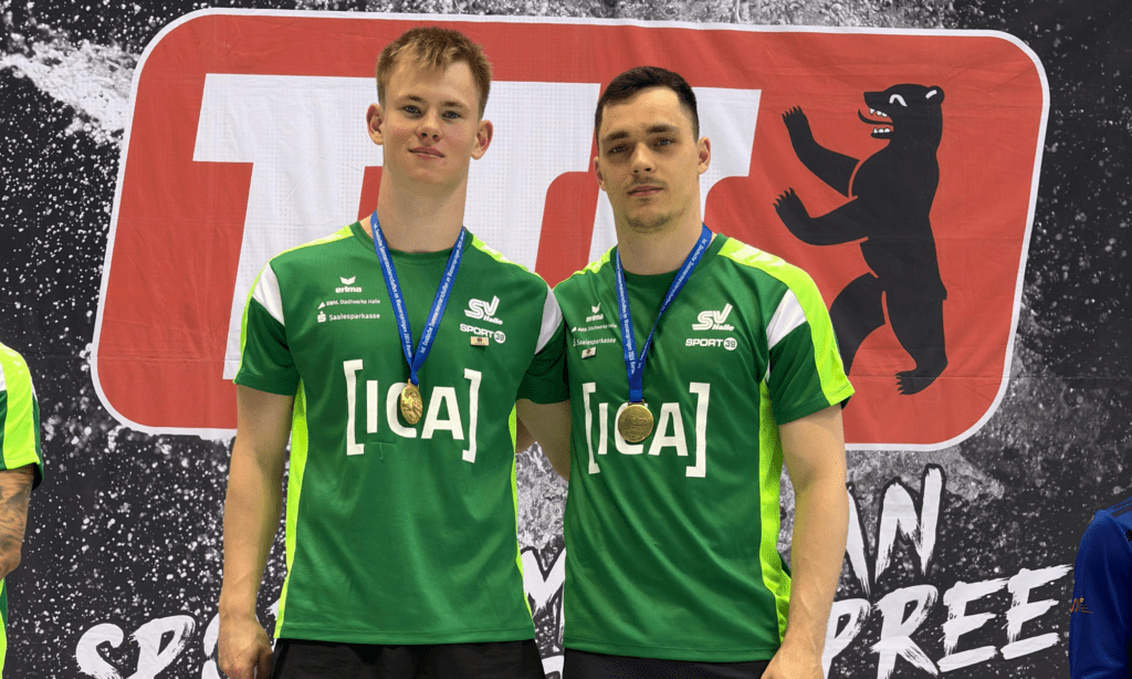 Jonathan Schauer und Lou Massenberg, beide vom SV Halle, zeigen ihre Goldmedaillen als Sieger der Deutschen Meisterschaften 2026 im 3m-Synchronspringen