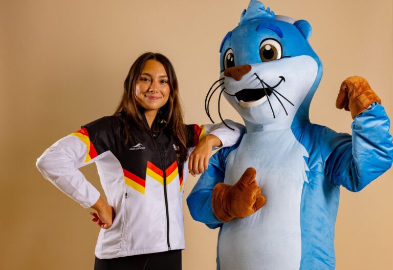 Julianna Dora Bocska mit dem DSV-Maskottchen Otto