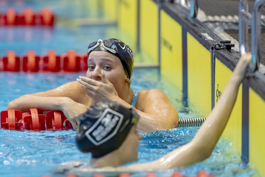 Mira Helget hält die Hand vors Gesicht und jubelt über ihren Sieg über 400m Lagen bei den Deutschen Jahrgangsmeisterschaften Schwimmen 2026 in Berlin