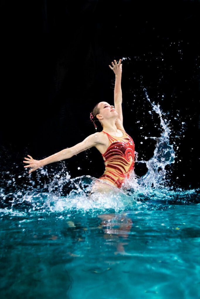 Eine künstlerische Aufnahme von Synchronschwimmerin Johanna Karb von der SG Stadtwerke München