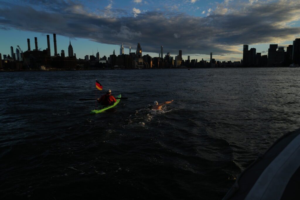 Andreas Waschburger schwimm bei Sonnenaufgang rund um Manhattan