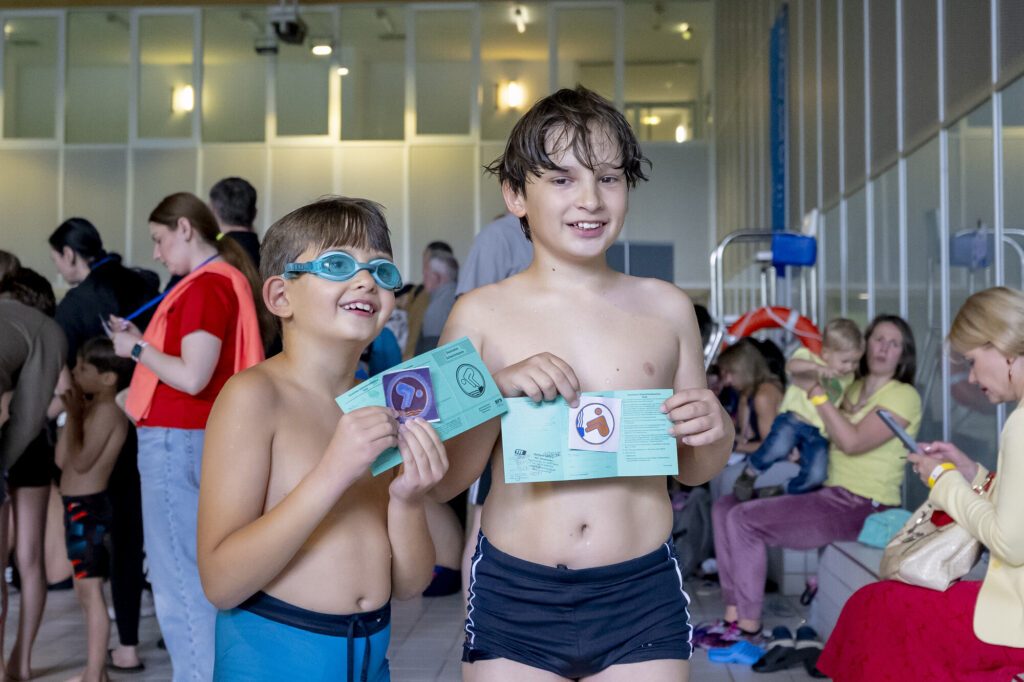 Zwei Jungen zeigen stolz ihre Schwimmabzeichen bei den Schwimmabzeichentagen 2026 in Berlin
