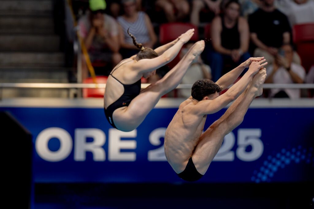 Das deutsche Paar im Mixed-3m-Synchronspringen mit Lena Hentschel und Luis Avila Sanchez bei der WM im Wasserspringen 2025 in Singapur