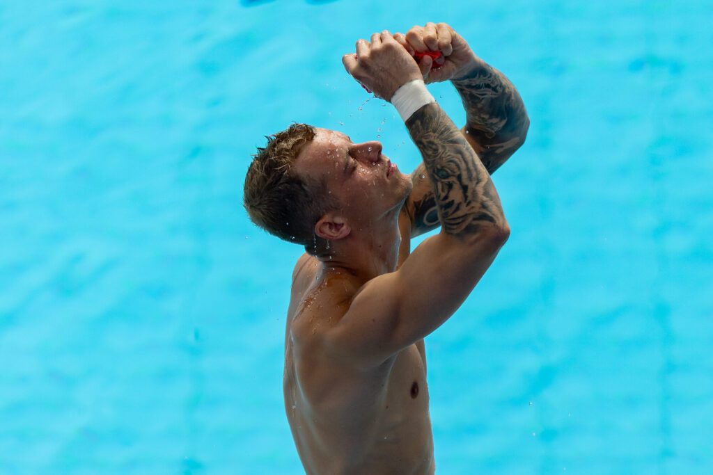 Wasserspringer Timo Barthel aus Deutschland wringt bei der WM 2025 in Singapur das Wasser aus seinem Handtuch