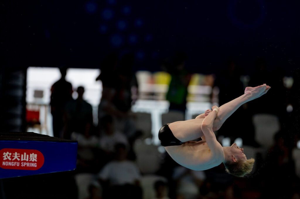 Turmspringer Jaden Eikermann aus Deutschland beim Salto rückwärts im WM-Finale 2025 in Singapur