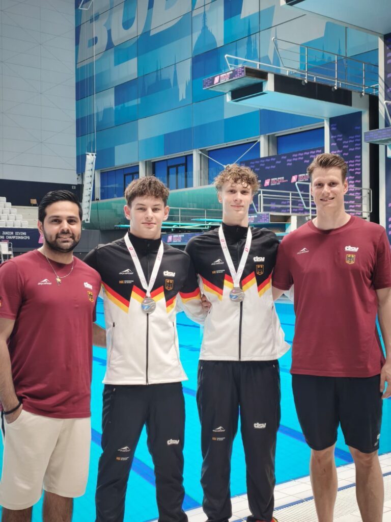 Die Wasserspringer Finn Awe und William Eckmann aus Deutschland mit ihren Trainern und den Silbermedaillen aus dem 3m-Synchronwettbewerb bei der Junioren-EM 2026 in Budapest