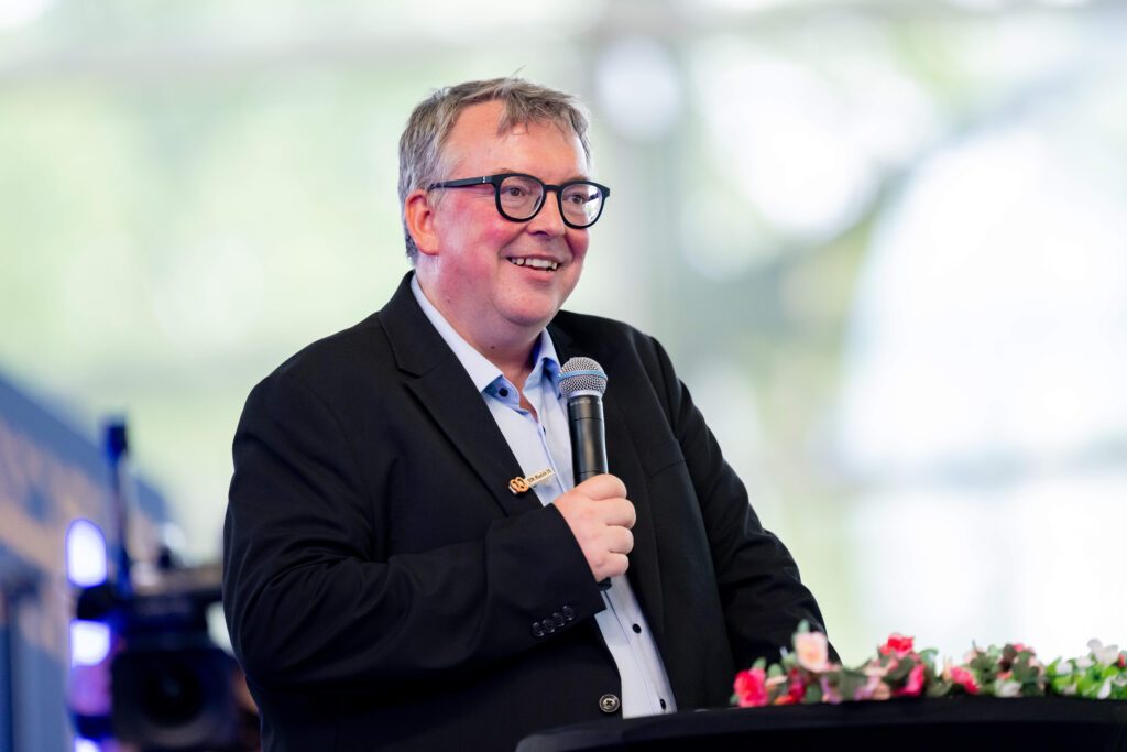 DSV-Präsident David Profit begrüßte die Gäste aus über 30 Nationen mit einer Rede in englischer Sprache