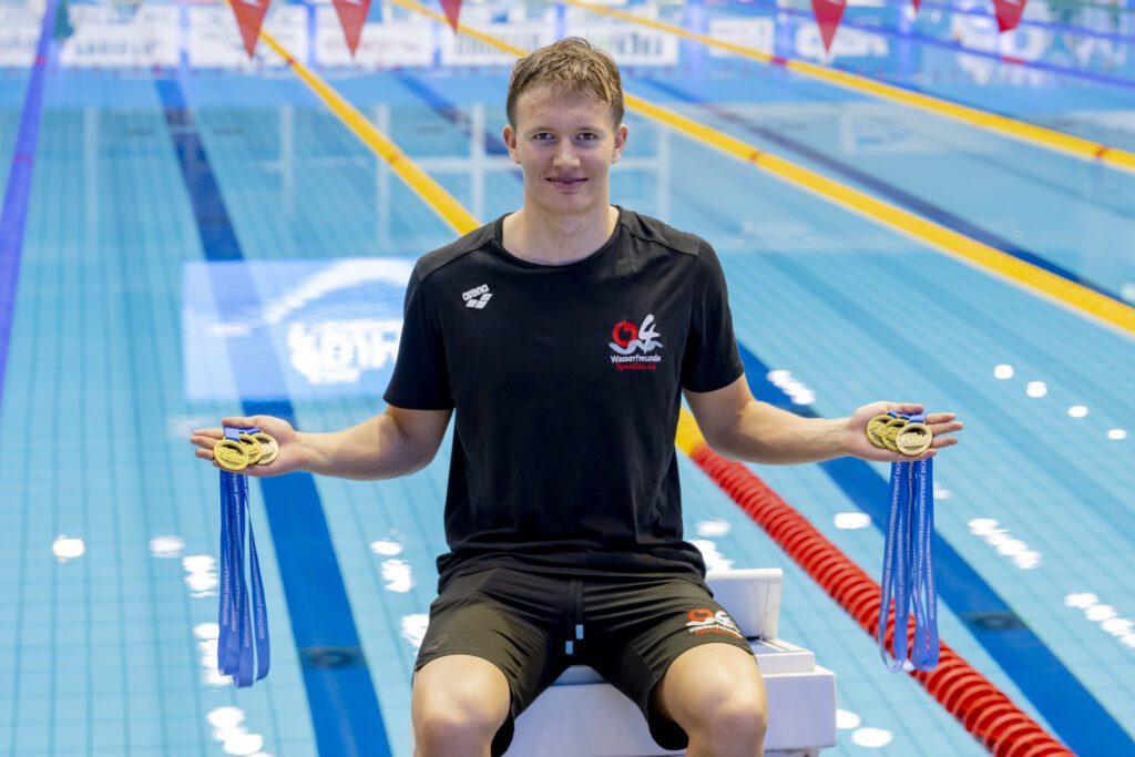 Jannis Kube aus Spandau präsentiert seine sechs Goldmedaillen von den Deutschen Jahrgangsmeisterschaften im Schwimmen 2026 in Berlin