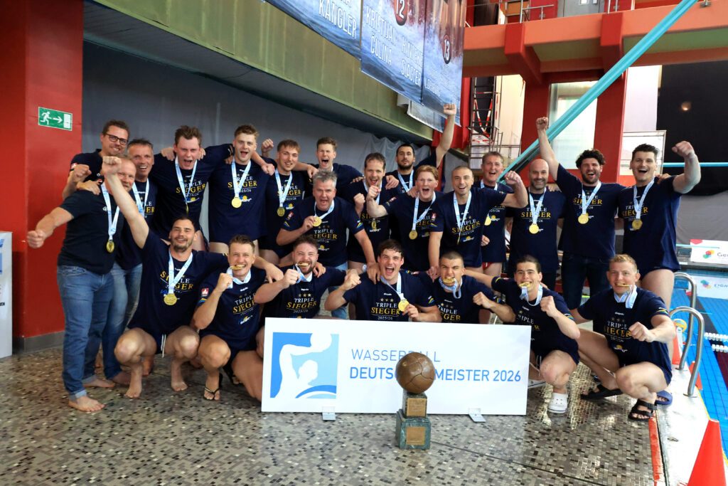 Meisterfoto mit Pokal vom Deutschen Meister 2026 im Wasserball der Männer Waspo 98 Hannover