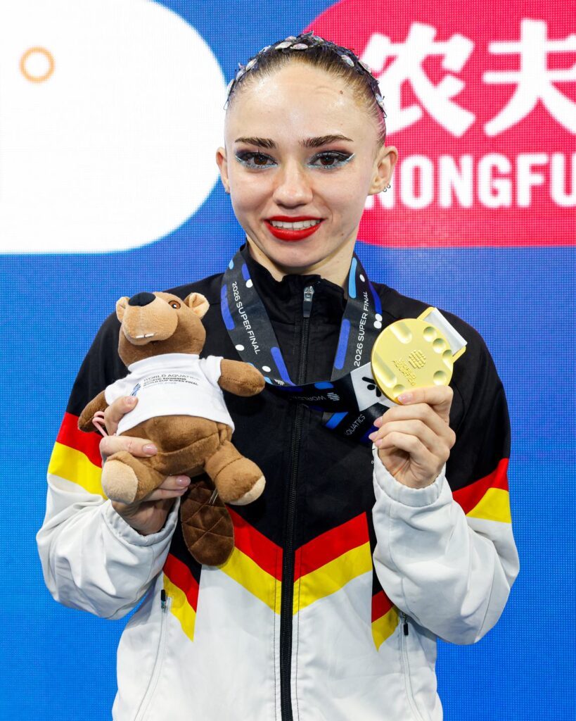 Synchronschwimmerin Klara Bleyer aus Deutschland zeigt ihre Goldmedaille aus dem Solowettbewerb beim Weltcupfinale 2026 in Toronto