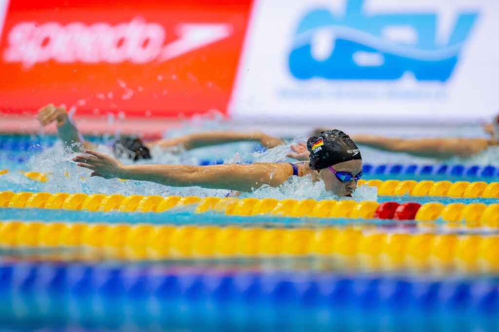 Linda Roth schwimmt Schmetterling