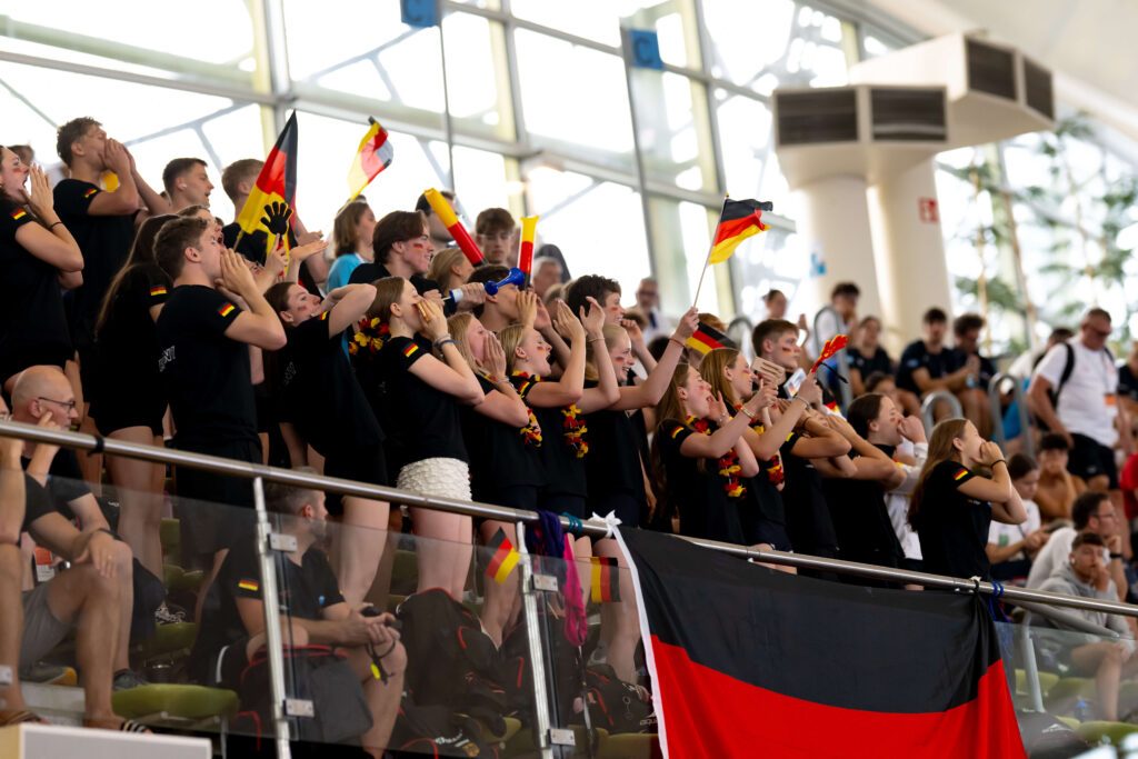 Der gut gefüllte deutsche Fanblock bei der Eem Schwimmen 2026 in München
