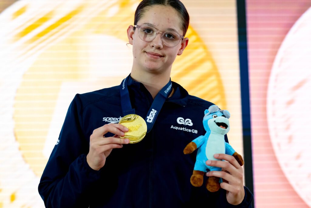 Die britische Schwimmerin Amalie Smith zeigt ihre Goldmedaille von der JEM in München