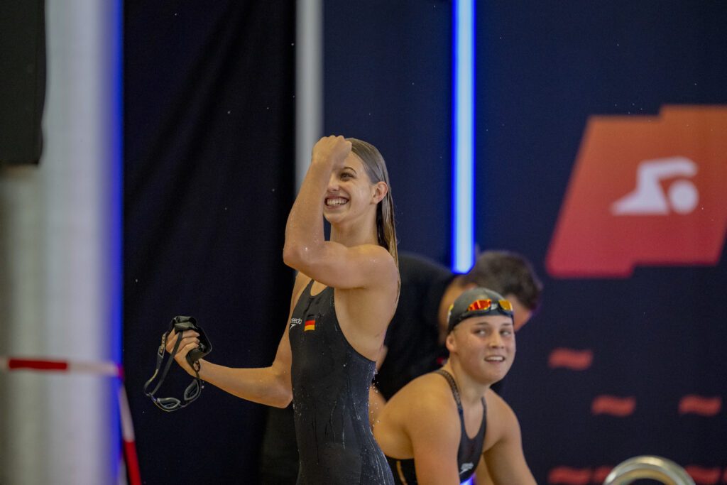 Schwimmerin Leonie Mau ballt die Fans nach ihrem Finaleinzug über 50m Freistil bei der JEM 2026 in München