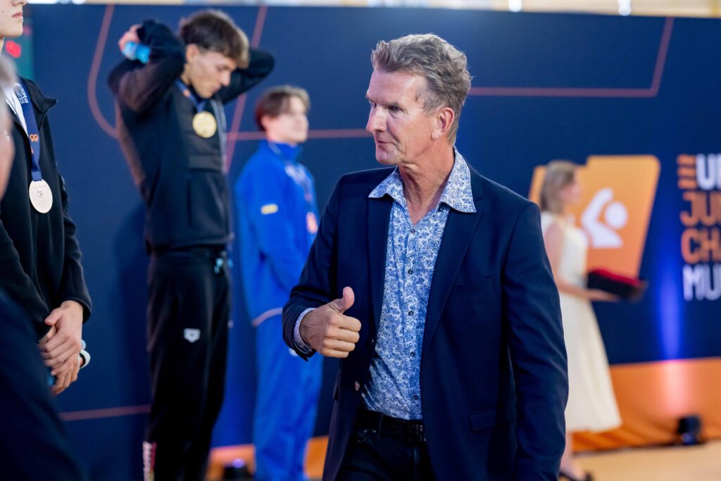 Schwimmlegende Michael Groß (Spitzname "Albatros") führt bei der JEM 2026 in München eine Siegerehrung durch