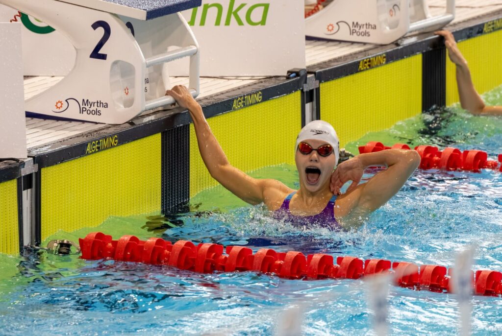 Eva Woitag jubelt nach dem Anschlag über ihre Goldmedaille