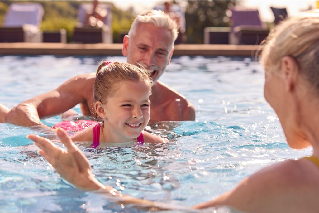Eltern mit Kind beim Schwimmen