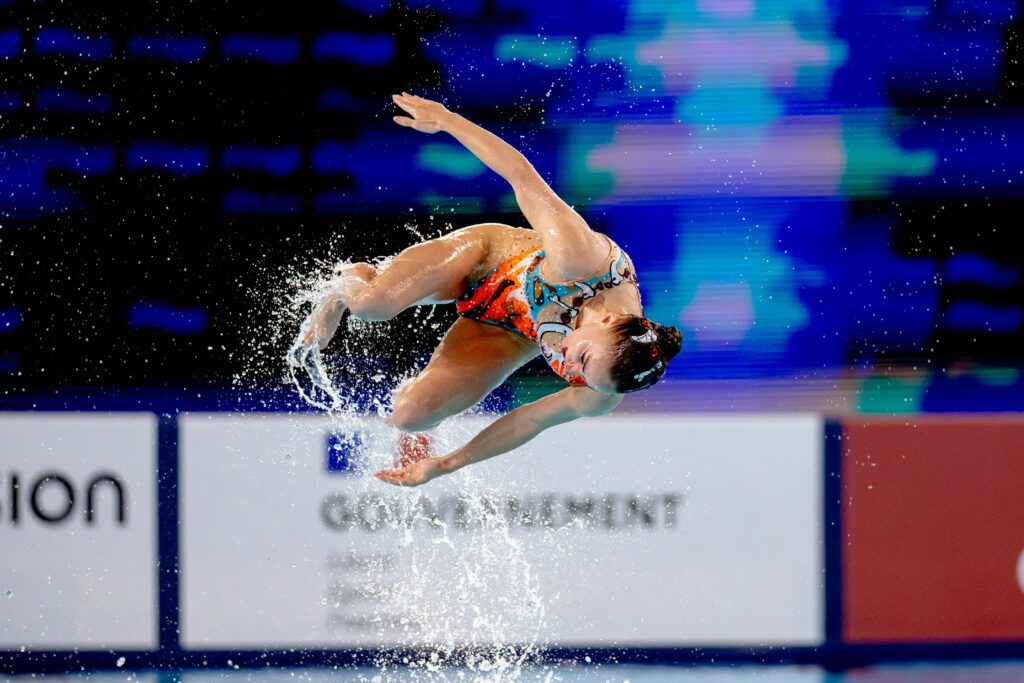 Beeindruckender Salto aus dem Wasser heraus von Synchronschwimmerin Klara Bleyer