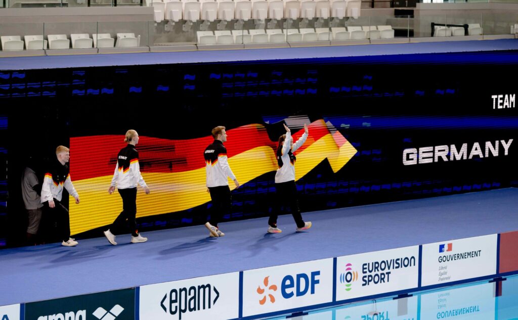 Lena Hentschel, Moritz Wesemann, Pauline Pfeif und jaden Eikermann (v.r.) beim Einmarsch zum ersten EM-Wettbewerb
