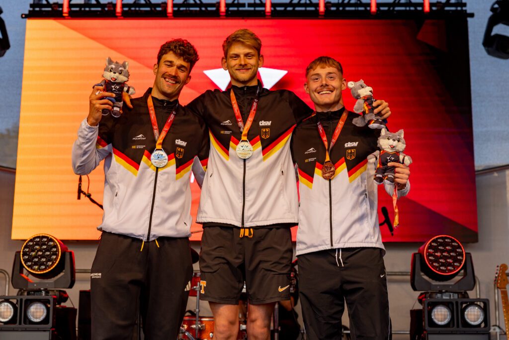 Ole Braunschweig, Björn Kammann und Maurice Grabowski (v.l.) bei der Siegerehrung auf der Maschessebühne
