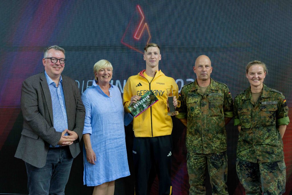 Florian Wellbrock wird in Hannover von der Bundeswehr als Sportsoldat des Jahres 2025 geehrt