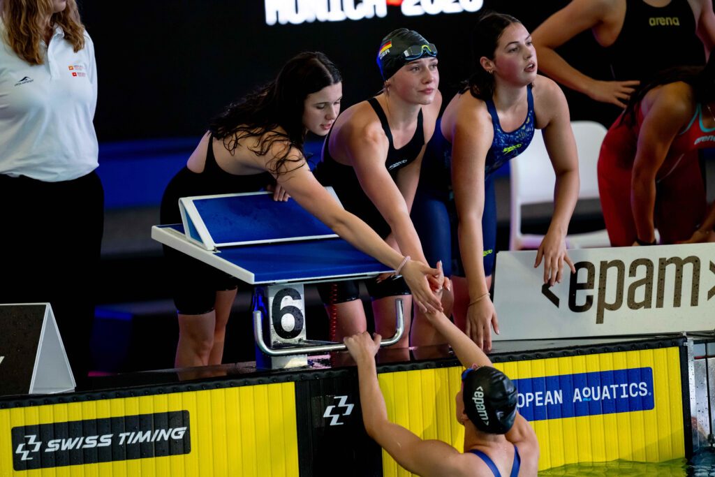 Zarina Selimovic, Melina Nitschke, Juliana Buttler freuen sich mit Schlussschwimmerin Linda Roth über Rang vier