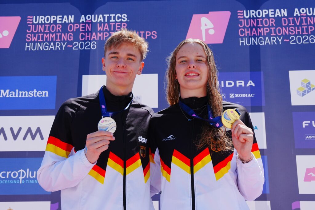 Julia Ackermann und Johannes Liebmann mit ihren JEM-Medaillen in Ungarn