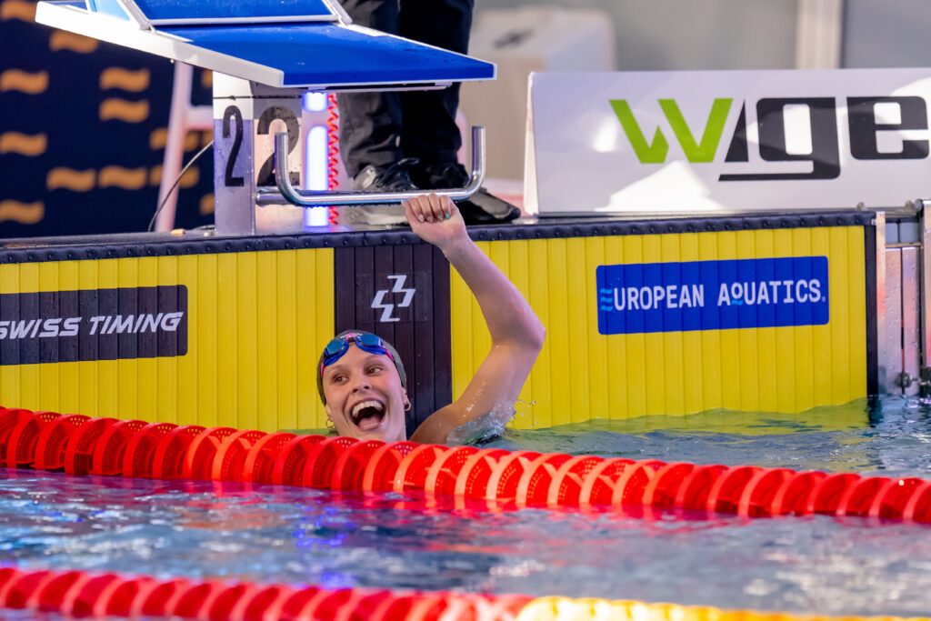 Linda Roth bejubelt nach dem 400m-Freistil-Rennen ihre dritte JEM-Medaille