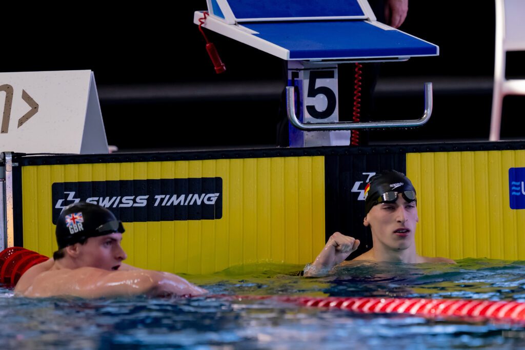 Louis Hoffmann zeigt die Faust. Auch im zehnten JEM-Rennen zeigte der Berliner Brustschwimmer eine starke Leistung