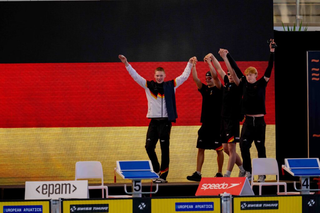 Nils Nolte, Rudolf Borads, Jonas Lieschke und Simon Brugger (v.l.) beim Einmarsch zum Staffelfinale