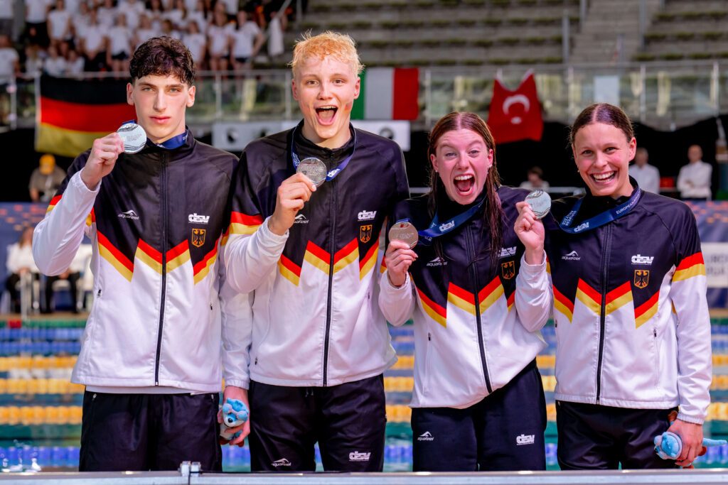 Die deutsche Mixed-Lagenstaffel mit Louis Hoffmann, Mitja Bauer, Yara Fay Riefstahl und Linda Roth präsentiert die Silbermedaillen bei der JEM 2026 in München