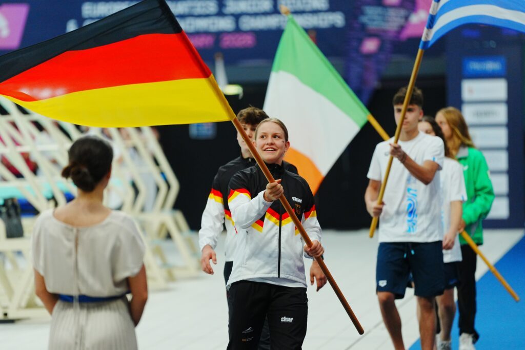 Charlotte Lederer als Fahnenträgerin mit der deutschen Flagge bei der Eröffnungsfeier der Junioren-EM im Wasserspringen 2026 in Budapest