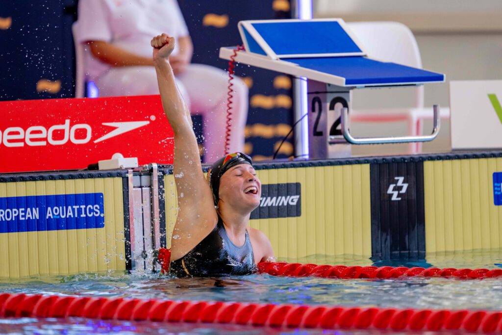 Lara Vandenhirtz freut sich über ihren tollen Vorlauf über 50m Schmetterling