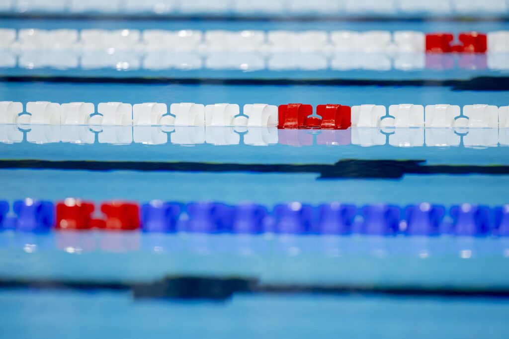 Featurefoto eines Schwimmbeckens und der Leinenmarkierungen der einzelnen Bahnen