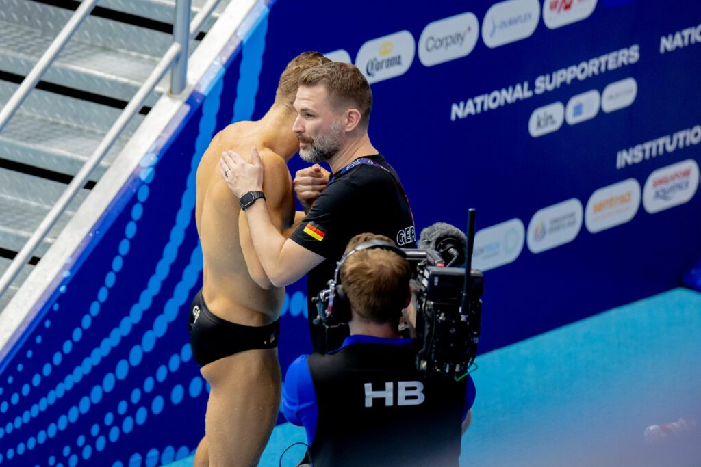 Wassersprung-Bundestrainer Christoph Bohm gratuliert bei der WM 2025 in Singapur Moritz Wesemann zu einer starken Leistung im Finale vom 3m-Brett