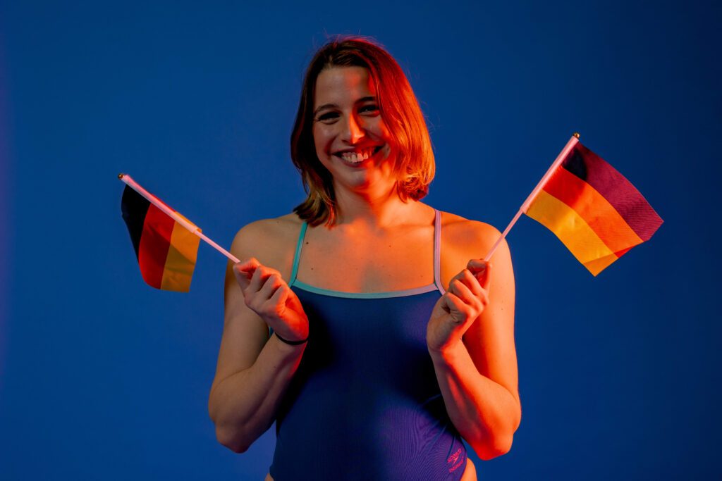 Angelina Köhler mit deutschen Fähnchen