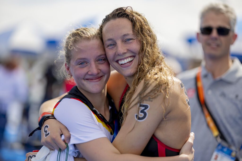 Die deutschen Freiwasserschwimmerinnen Lea Boy und Leonie Beck, beide aus Würzburg, umarmen sich bei der Schwimm-WM 2023 in Fukuoka