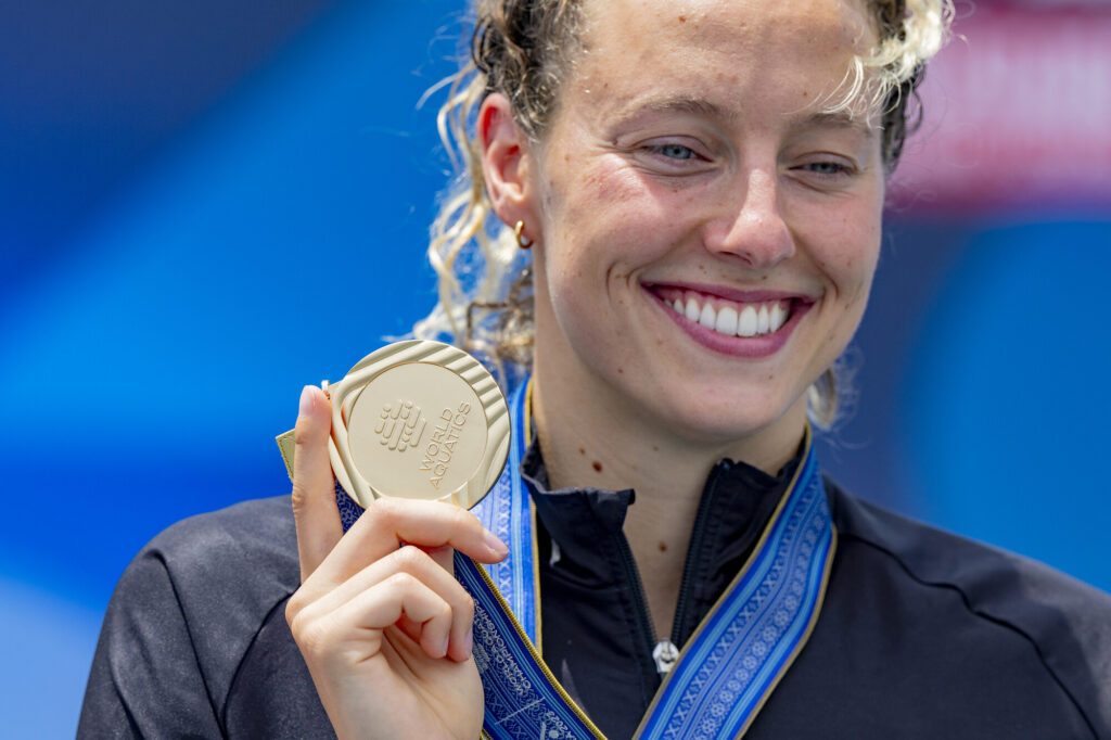 Freiwasserschwimmerin Leonie Beck aus Deutschland mit ihrer WM-Goldmedaille 2023 in Fukuoka