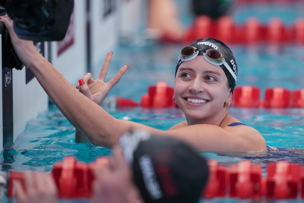 Schwimmerin Kate Douglass aus den USA zeigt beim Weltcup 2025 in Carmel das Victory-Zeichen nach ihrem Wettkampf