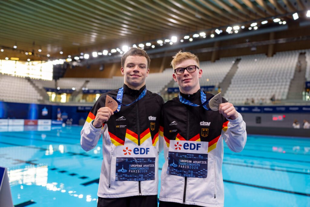 Die Turmspringer Jaden Eikermann (r.) und Ole Rösler mit ihren EM-Medaillen