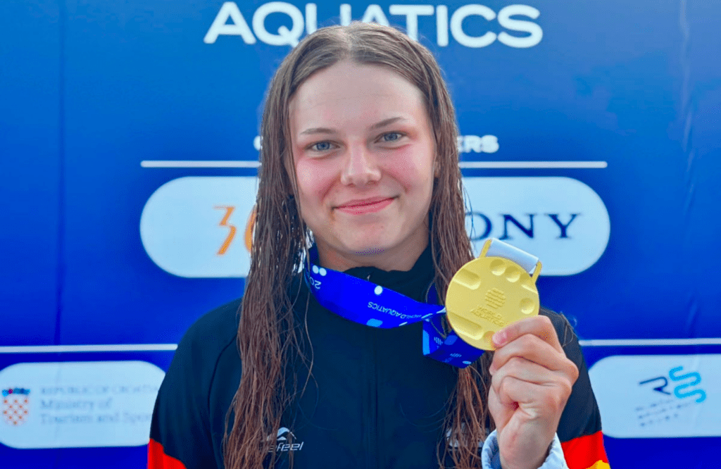 Wasserspringerin Emily Deml aus Deutschland zeigt ihr Junioren-WM-Goldmedaille vom 1m-Brett