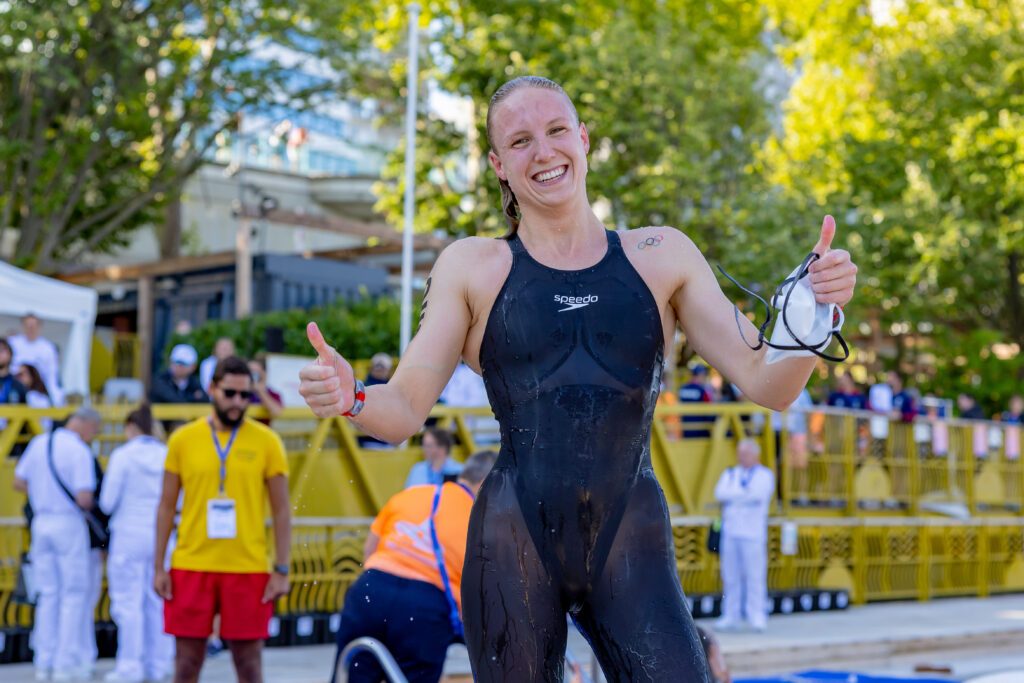 Nach ihrem EM-Sieg 2026 in Paris im Knockout Sprint zeigt Freiwasserschwimmerin Isabel Gose aus Deutschland beide Daumen nach oben
