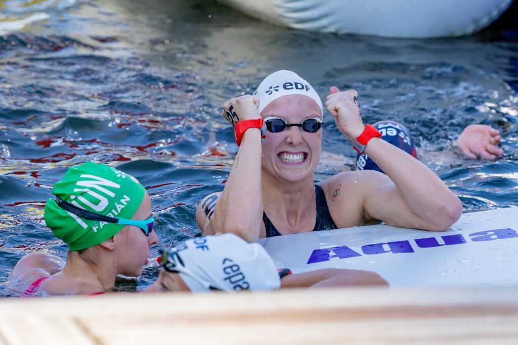 Freiwasserschwimmerin Isabel Gose aus Deutschland freut sich im Ziel über ihren EM-Sieg im Knockout Sprint bei den Europameisterschaften 2026 in Paris