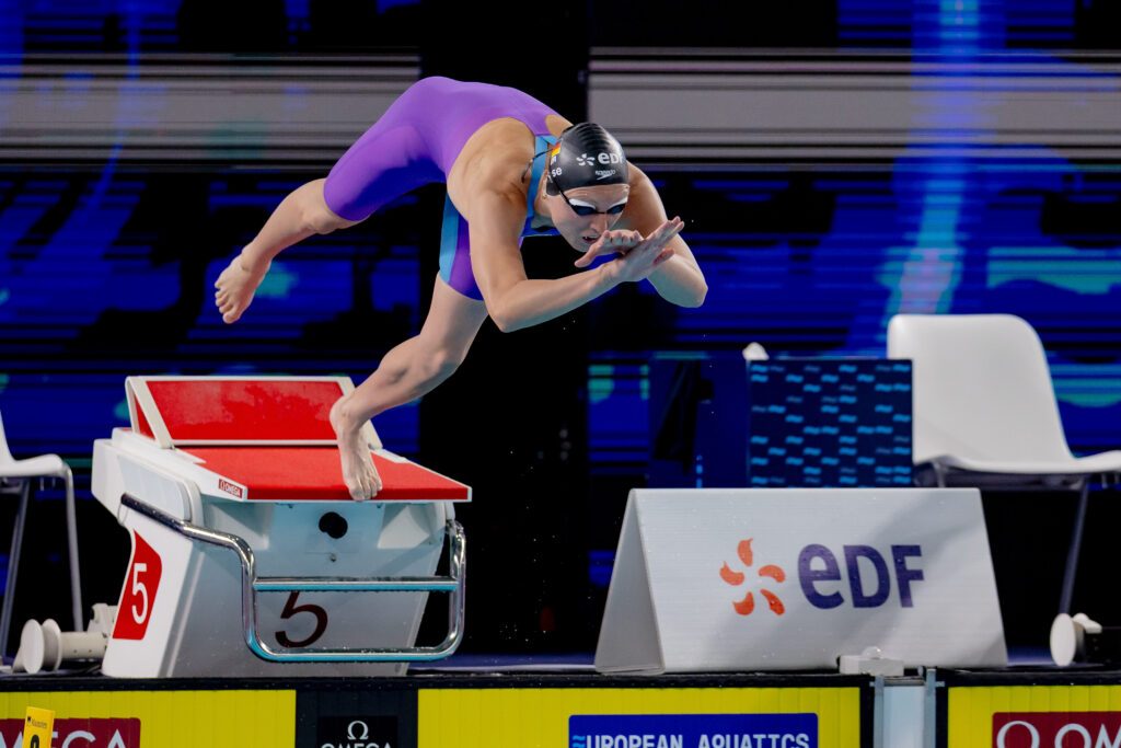 Schwimmerin Isabel Gose aus Deutschland beim Startsprung bei den Europameisterschaften 2026 in Paris