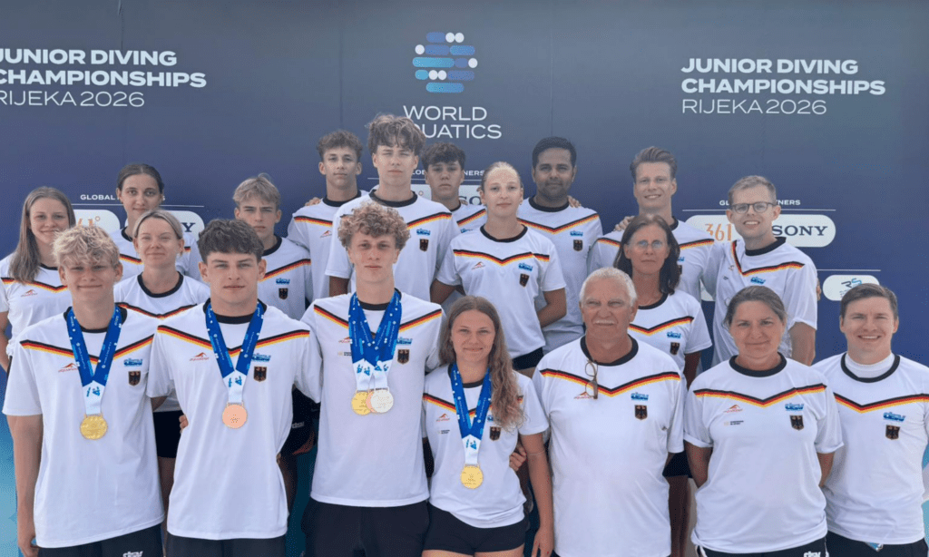 Teamfoto der deutschen Wasserspringer*innen bei der Junioren-WM in 2026 in Rijeka
